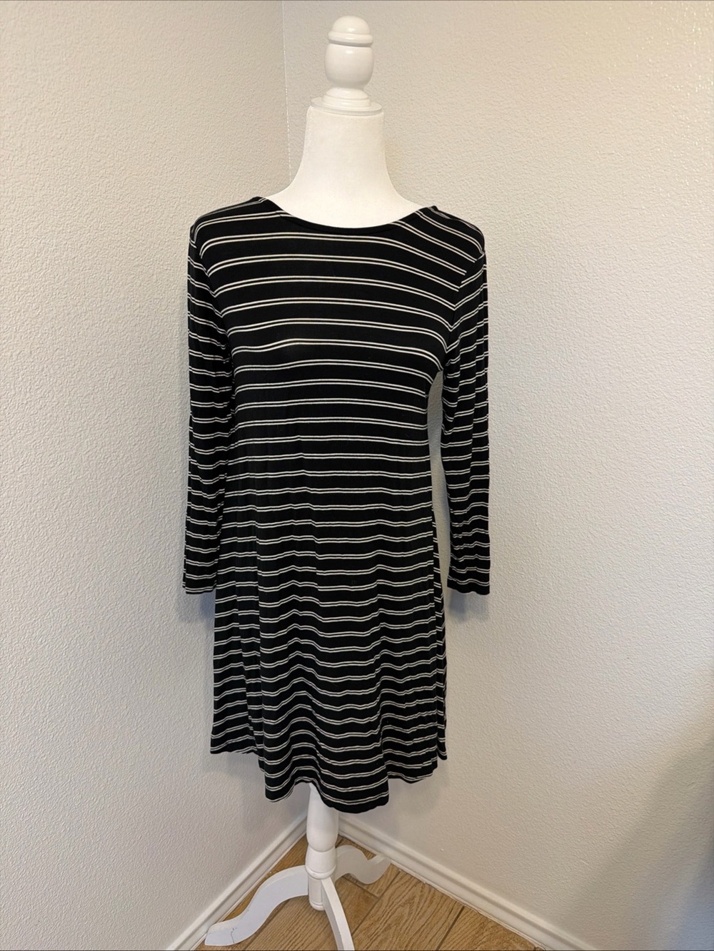 Women’s Long Sleeve swing Dress Old Navy size small  Black & White Striped